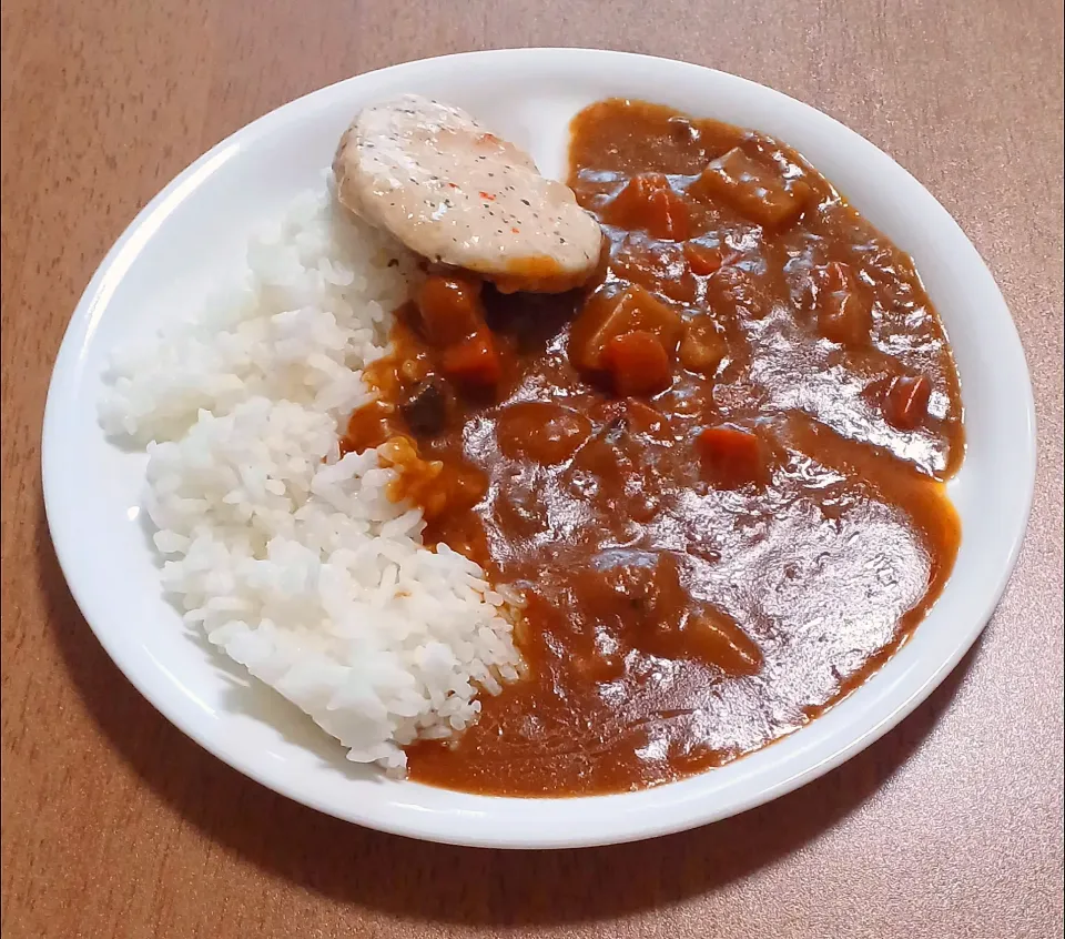 レトルトカレーにサラダチキンをのせて|ナナさん