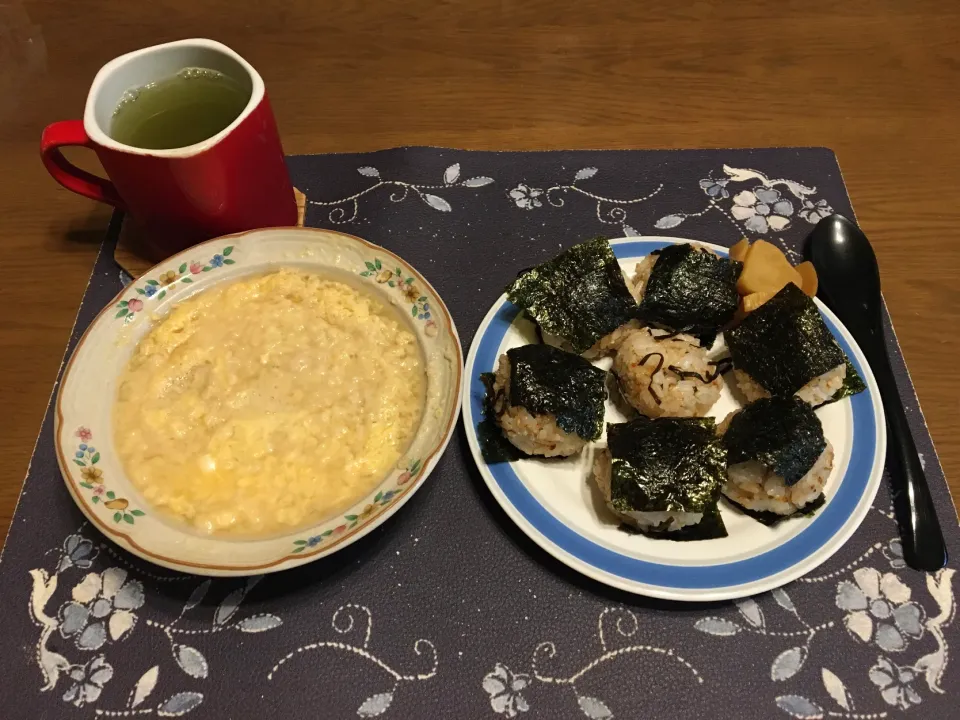 オートミールタマネギスープ粥、鰹ふりかけと塩昆布のおにぎり、たまり漬け風沢庵、熱い日本茶(朝ご飯)|enarinさん