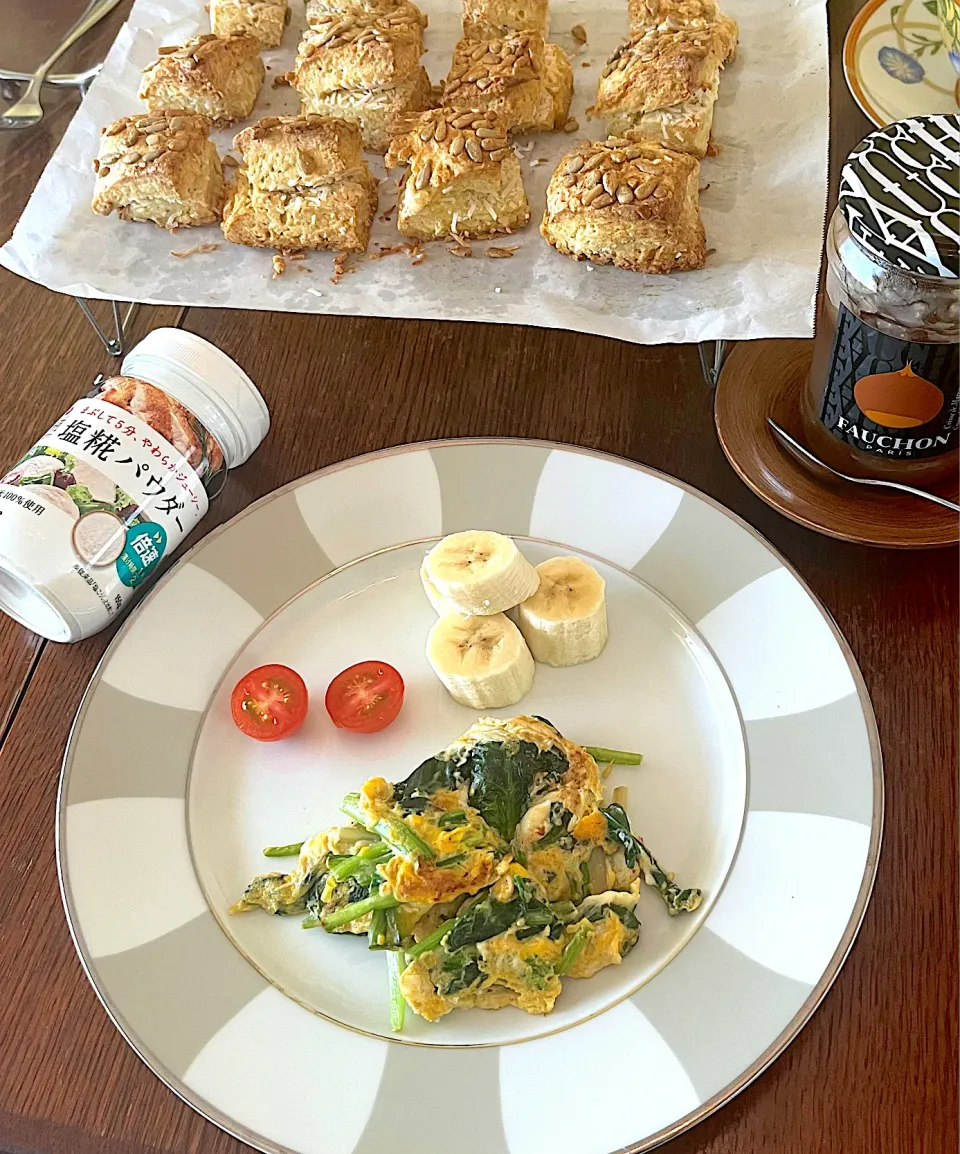 Snapdishの料理写真:ブランチ♯スコーン♯ほうれん草スクランブルエッグ🥚♯塩糀パウダー|小松菜さん