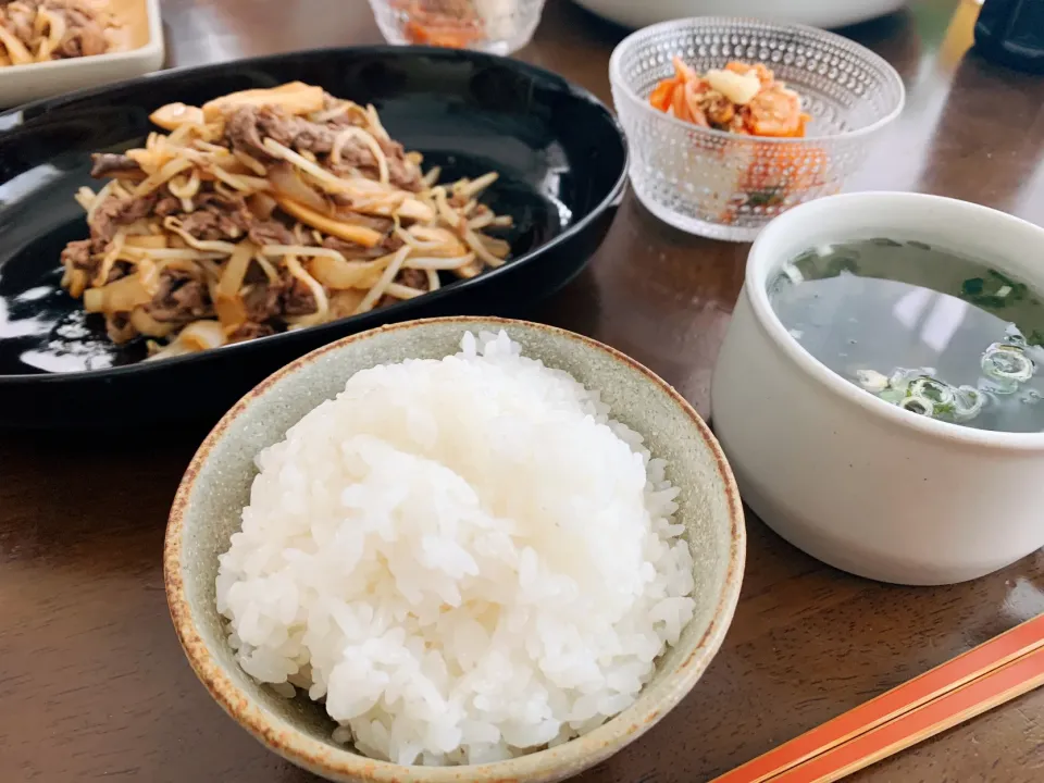 炊きたてごはん越しの、焼肉炒め定食🍚🥓🍻|leeさん