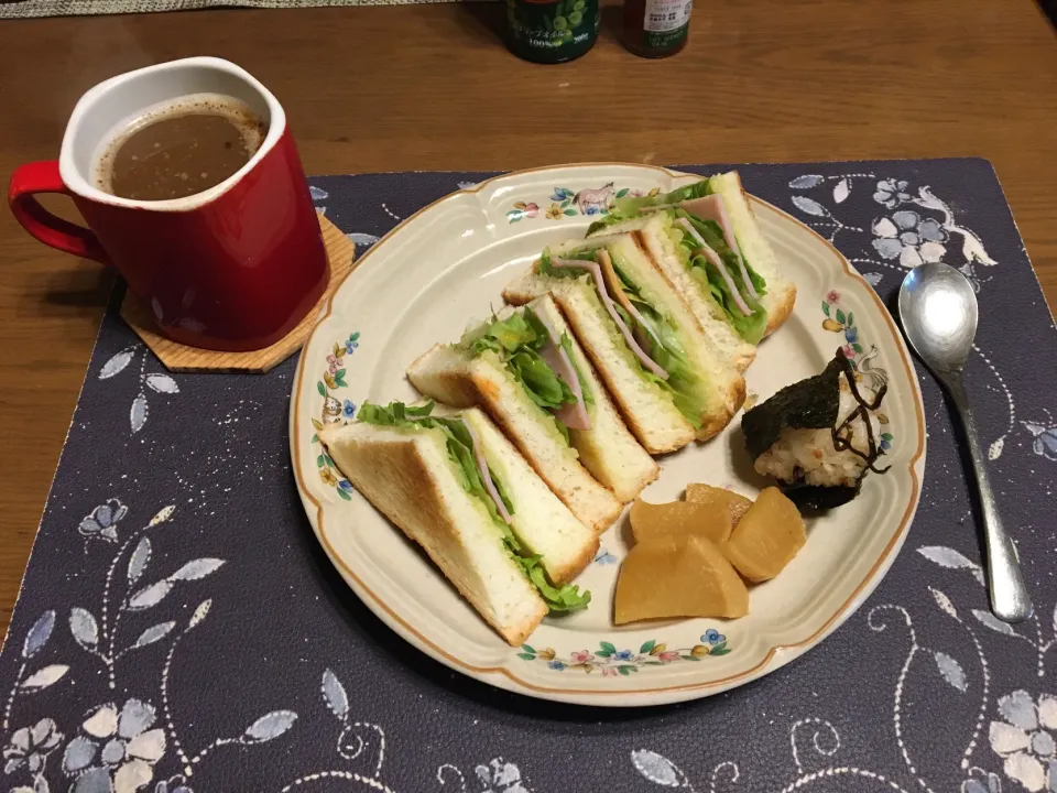 ピザトーストサンドイッチ、鰹ふりかけと塩昆布のおにぎり、たまり漬け風沢庵、ホットコーヒー(昼飯)|enarinさん