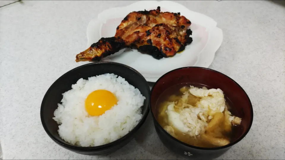 紀州有田の有精卵で卵かけご飯
白身は味噌汁にドボン
おかずは骨付き鳥モモ
タレの付け焼きなのでちと焦げた😆|kamekameさん