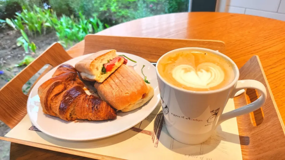 Snapdishの料理写真:breakfast 
panini, croissant and cafelatte|Ninaさん