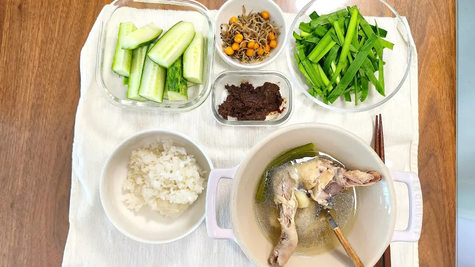 Nina's dish boiled chicken soup
chives, cucumber, soybean paste 
stir-fried anchovies and chickpea|Ninaさん