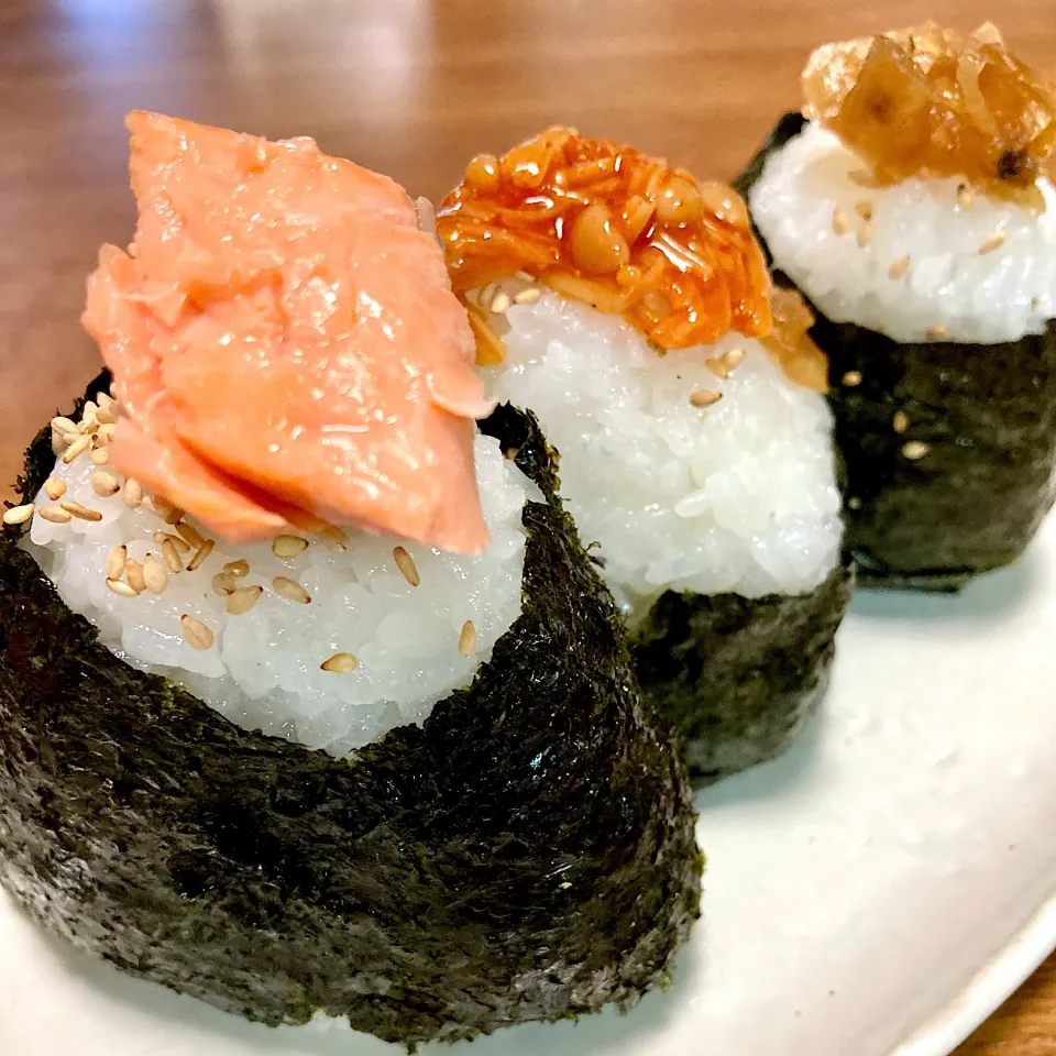 Snapdishの料理写真:炊き立てご飯🍀3色おにぎり🍙|まいりさん