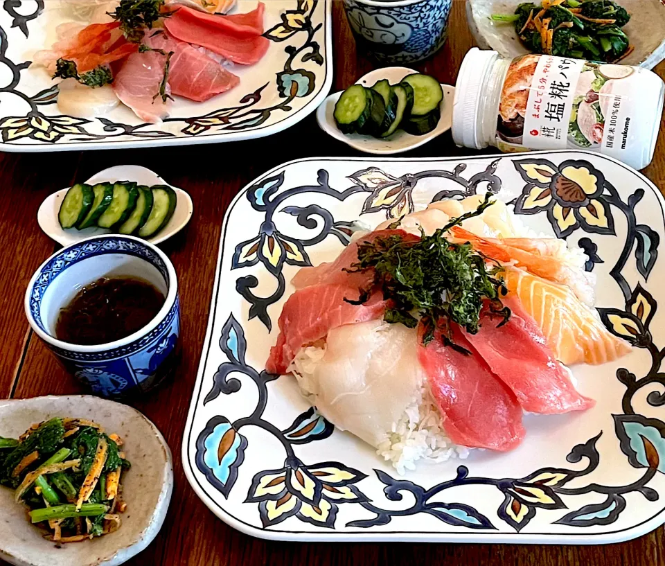 Snapdishの料理写真:晩ごはん♯海鮮丼♯ほうれん草と人参のナムル♯きゅうりの浅漬け♯塩糀パウダー|小松菜さん