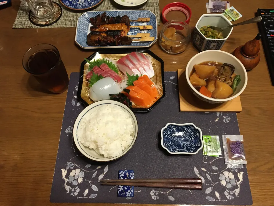 ご飯、刺身盛り合わせ、串物2点(鳥レバー串、鶏つくね串)、肉じゃが、大根の葉の炒め物、沢庵、烏龍茶(夕飯)|enarinさん