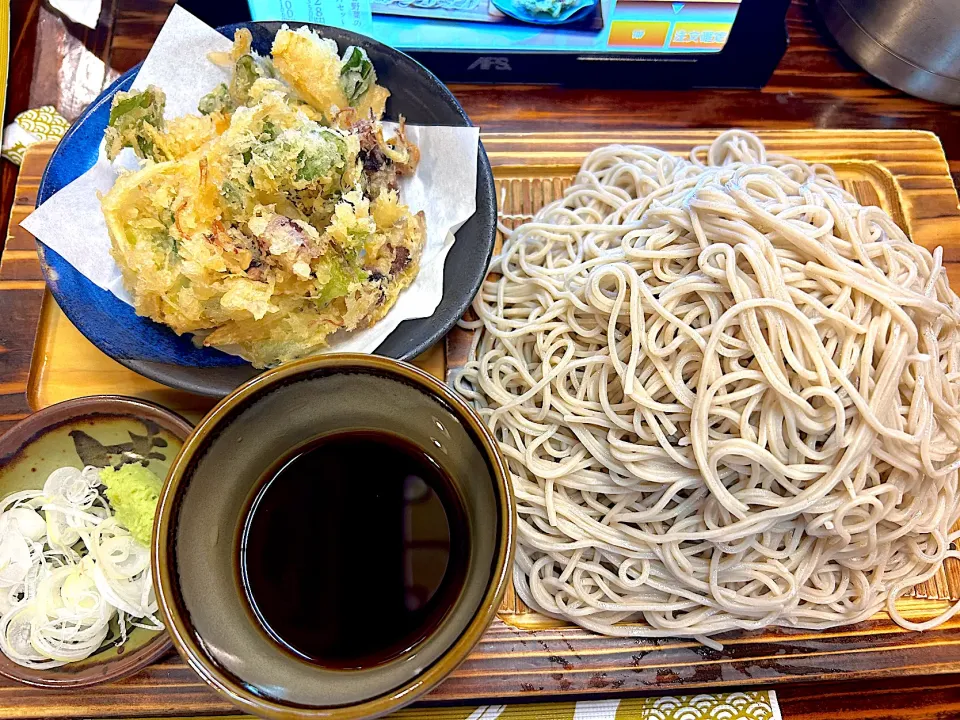 Snapdishの料理写真:ホタルイカと春野菜のかき揚げつけ天そば|ma_yaさん