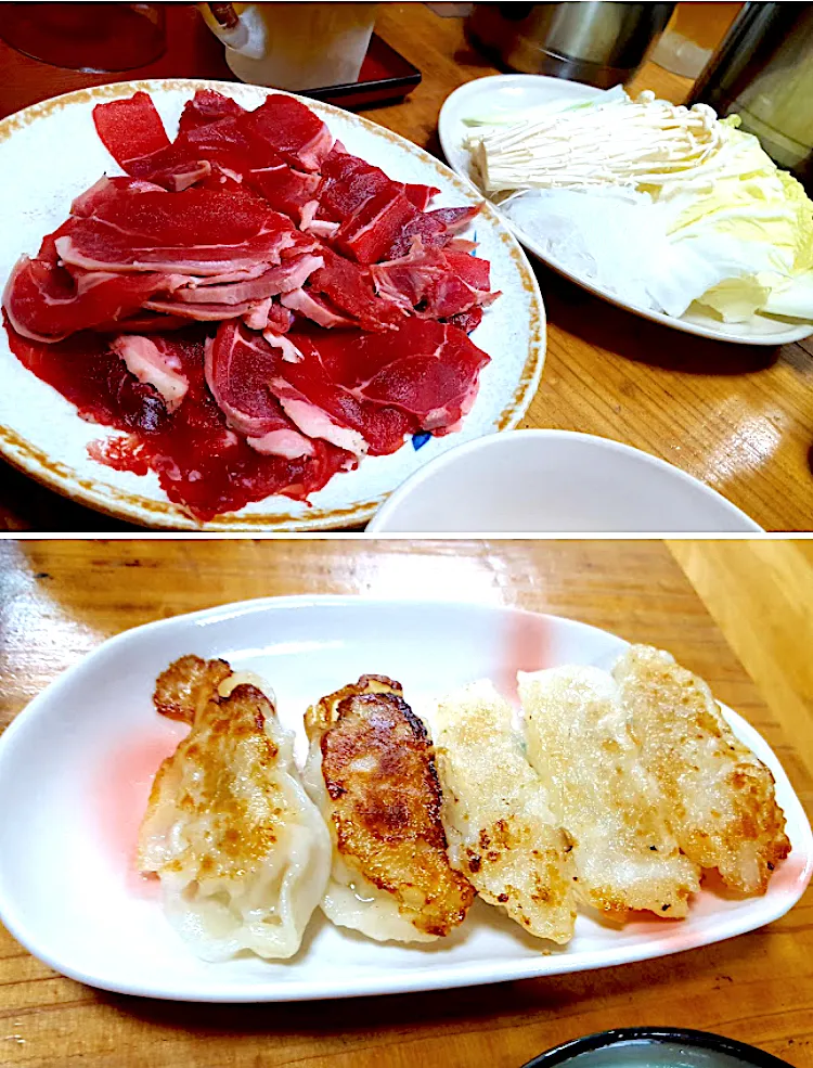 Snapdishの料理写真:ジビエ鍋具材 ごぼう ライフル🔫の猪肉  野菜 餃子|🐈⸒⸒⸒⸒つるのダンス🐈🐾さん