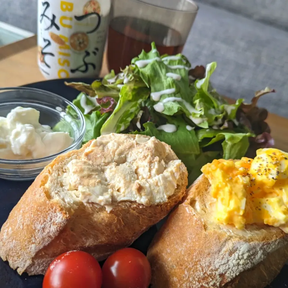 Snapdishの料理写真:味噌豆腐！で朝ごはん🥖
水切りした豆腐でクリームチーズの味噌漬けモドキを作ってみた😁|しあるさん