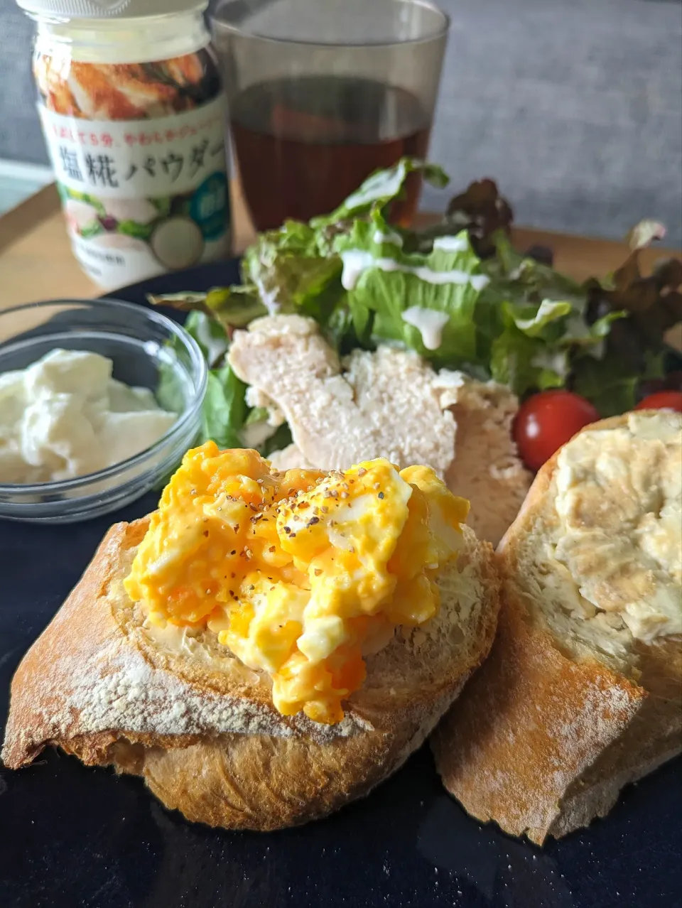 まずは鶏ハム仕込みました！
今回はタイムも入れて炊飯器保温で鶏ハム完成✨|しあるさん