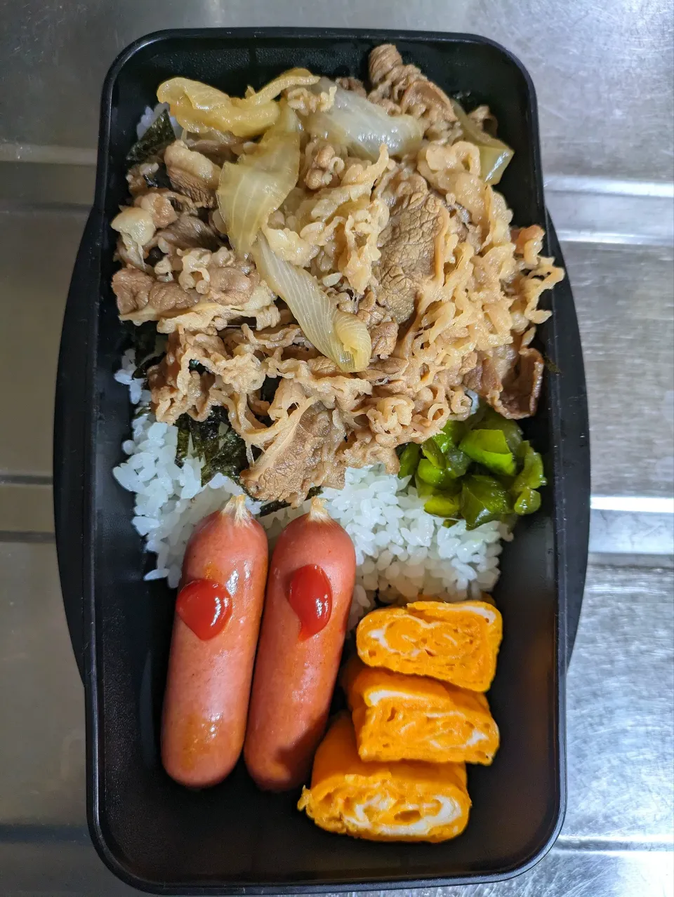 Snapdishの料理写真:旦那弁当　2024/5/26

牛丼
ウインナー
玉子焼き|ユキヨメ♪さん