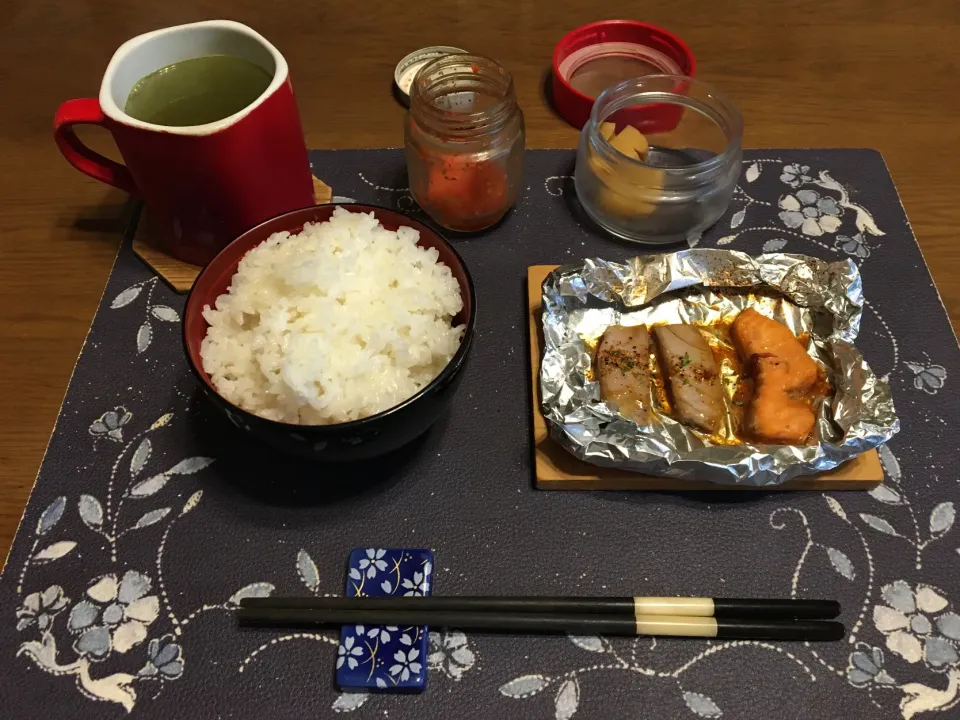 ご飯、鮪ソテー、サーモンソテー、辛子明太子、たまり漬け風沢庵、熱い日本茶(朝ご飯)|enarinさん