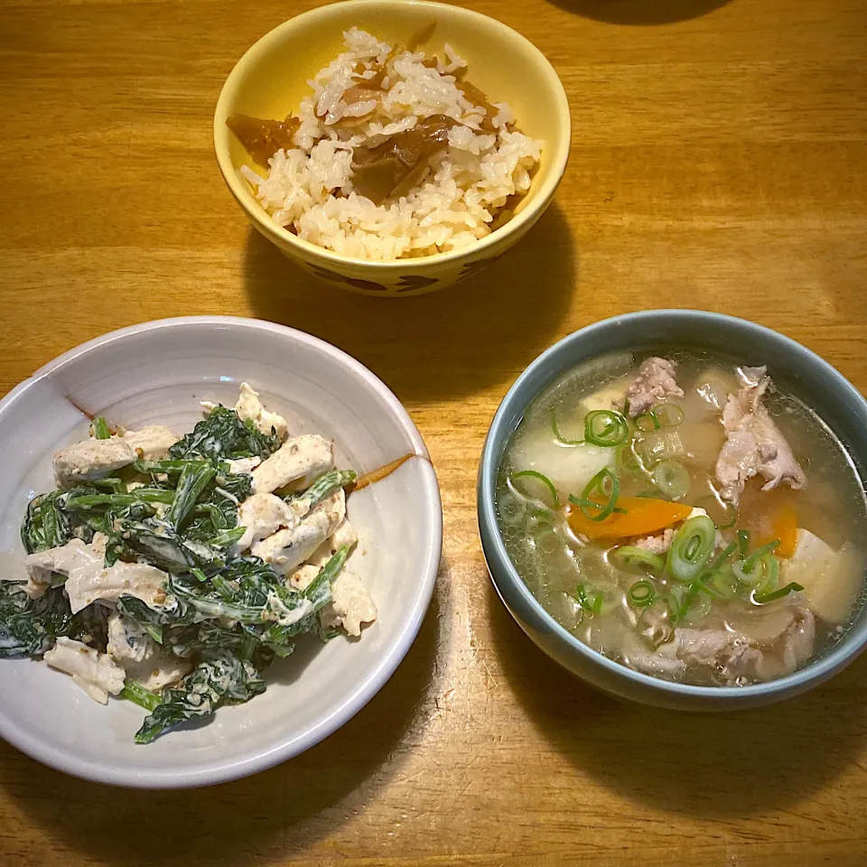 鶏ささみとほうれん草の胡麻マヨネーズ和えと、豚汁と、舞茸ご飯|もえさん