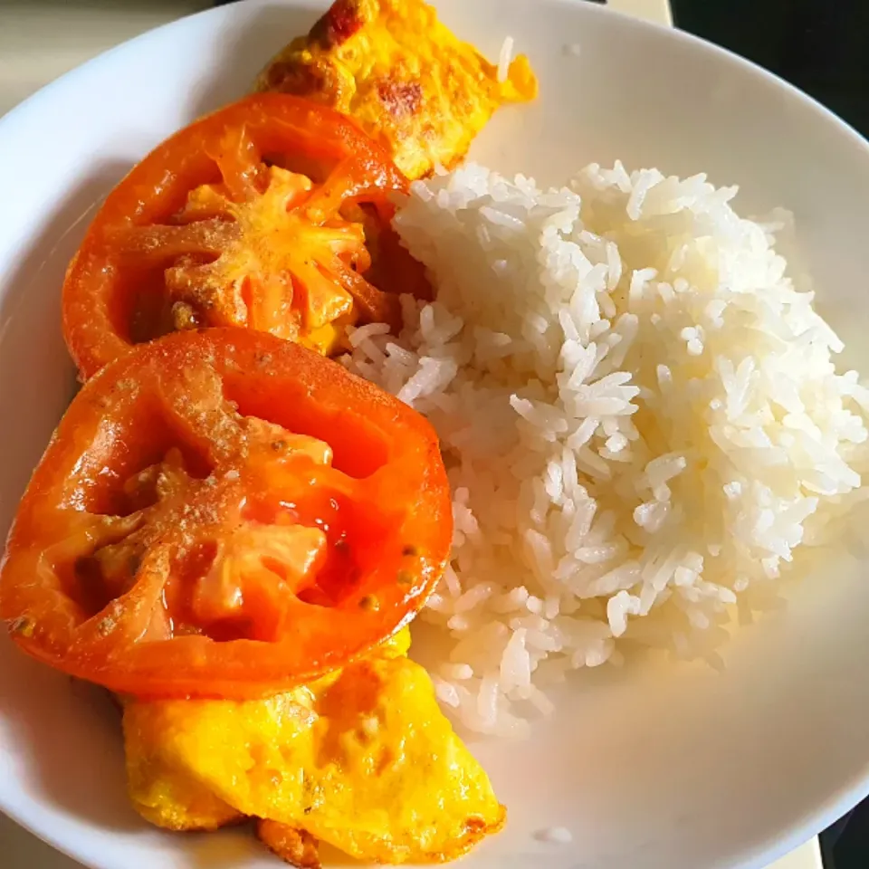 Late lunch♡ omelette with red 🧅🌶🍅 + grilled tomatoes 🍅 😋 simple and delicious food|🌷lynnlicious🌷さん