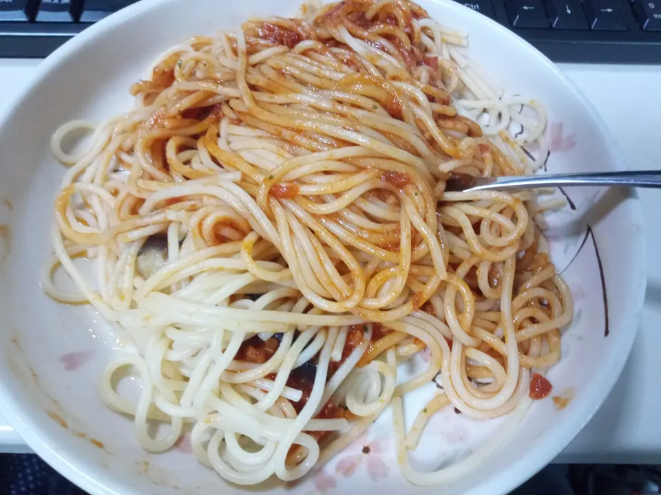 Snapdishの料理写真:トップバリュの冷凍ミートソーススパゲティ(ナス入り)|darkbaronさん