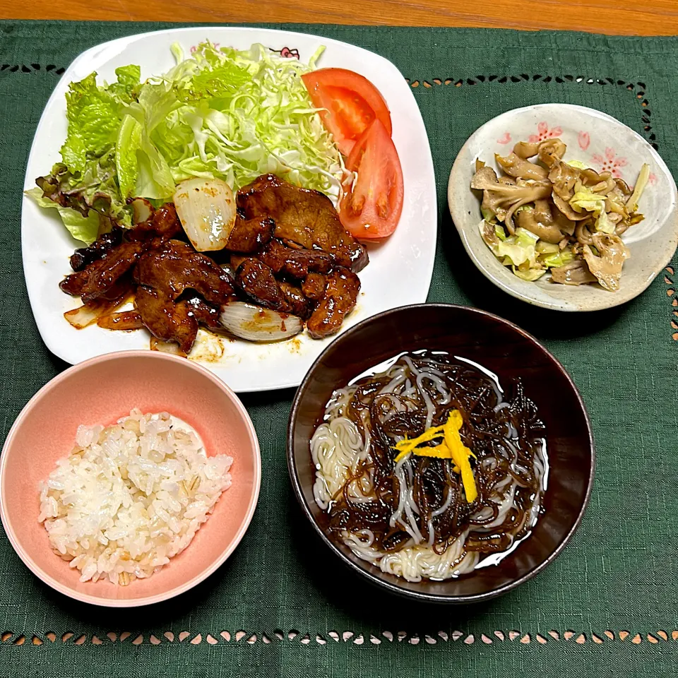 豚もも肉と新玉ねぎの焼き肉タレ炒め、キャベツ、トマト、サニーレタス|柚子きりかさん