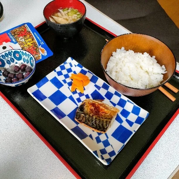 朝ご飯。

質素だけど、グリルで焼いたサバは最高に美味しいよ。
味噌汁は、豆腐としいたけと天かす|ariyo4200さん