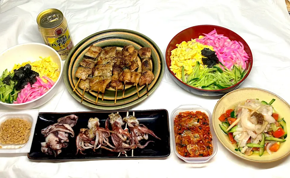 今日の作業場晩御飯 焼き鳥と剣先イカのゲソを焼いて、腎カツサラダ𓌉🥗𓇋、牡蠣🦪キムチ、何故かちびっ子がバクバク食べるそうめん、りんご酢納豆|🐈⸒⸒⸒⸒つるのダンス🐈🐾さん