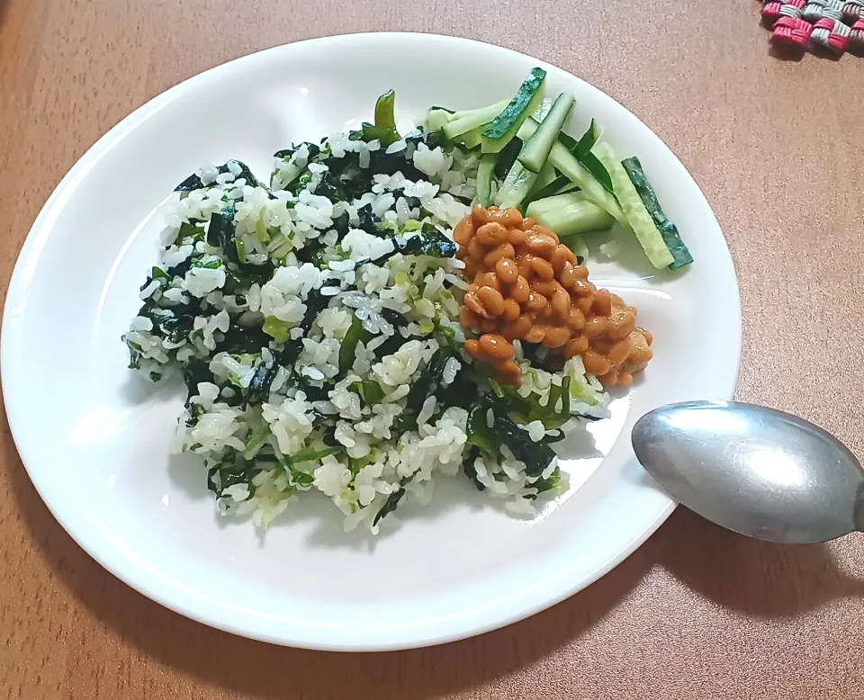 ワカメ炒飯に納豆をのせて、きゅうりを添えました🎵|ナナさん