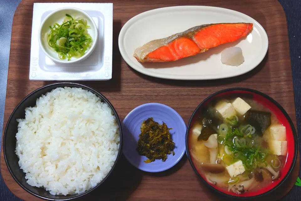 今日の朝ごはんは、青森県産青天の霹靂、焼鮭、納豆、しめじと豆腐のみそ汁、高菜漬。|Mars＠釜飯作り研究中さん