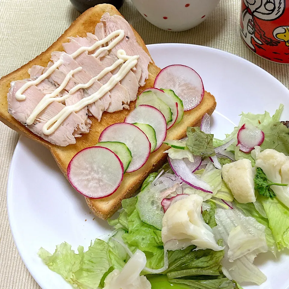 Snapdishの料理写真:鶏ハム乗せトースト|akkoさん