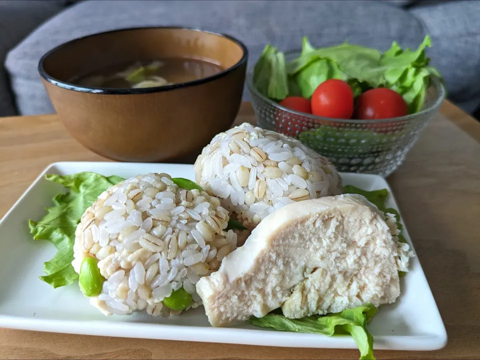 Snapdishの料理写真:枝豆鶏そぼろ、もち麦ブレンドおにぎり🍙
〜鶏そぼろは生姜味〜|しあるさん