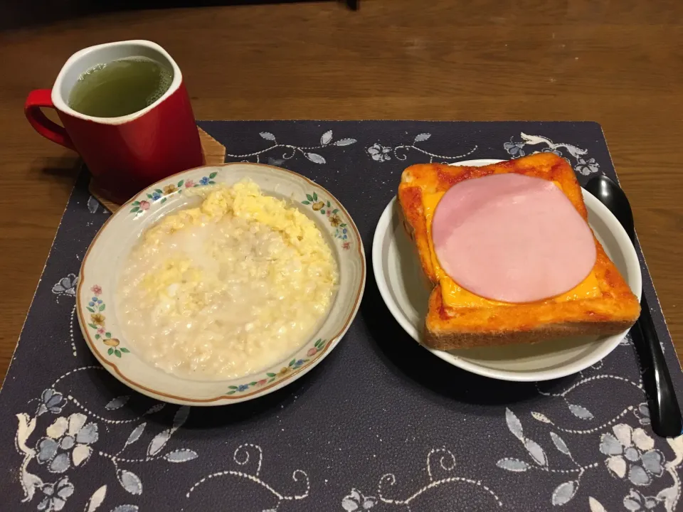 Snapdishの料理写真:オートミール中華粥、ガーリックピザトースト、熱い日本茶(朝ご飯)|enarinさん