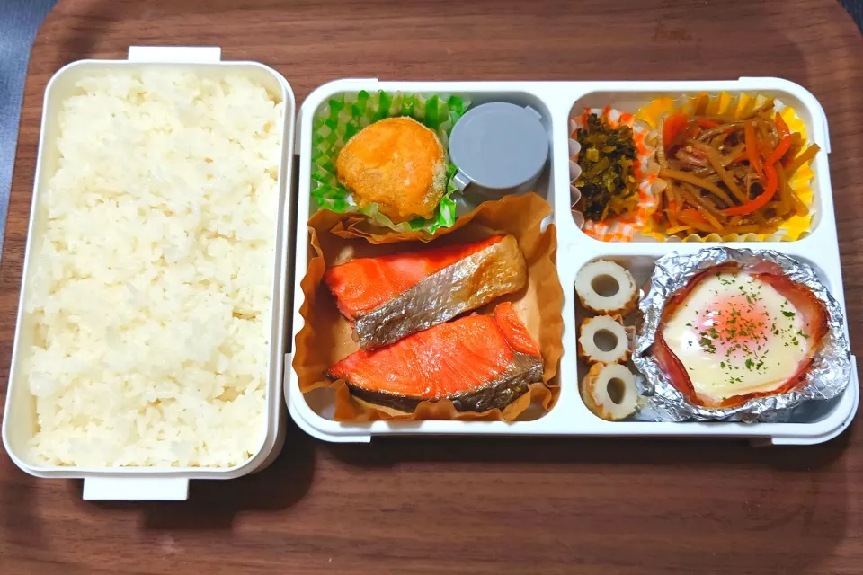 今日の手作り弁当は、焼鮭・ベーコンエッグカップ弁当。

献立は、
・ごはんは青森県産青天の霹靂
・焼鮭（紅鮭）、大根おろし、鶏唐揚げ
・ベーコンエッグカップ、竹輪
・きんぴらごぼう、高菜漬|Mars＠釜飯作り研究中さん