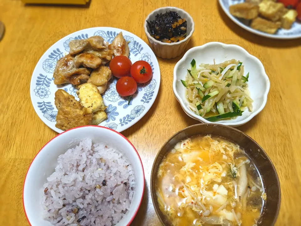 Snapdishの料理写真:鶏肉の醤油糀焼き、無限厚揚げ、キムチ玉子スープ、もやしときゅうりの中華サラダ、ひじき煮|きなこもちさん