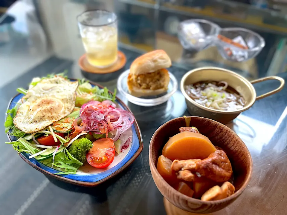 大根煮物　サラダ　玉子サンド　冷やしかけ蕎麦ミニ|tadaroさん