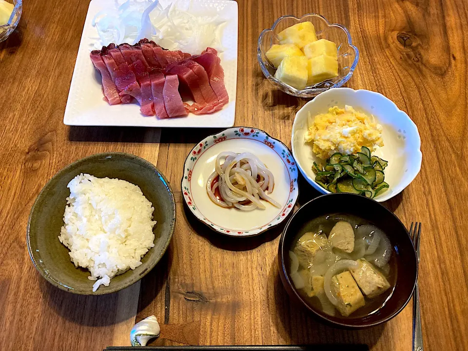 鰹の刺身、イカそうめん、ポテサラ＆胡瓜の胡麻和え、鰯のつみれ汁、パイナップル|カドラさん