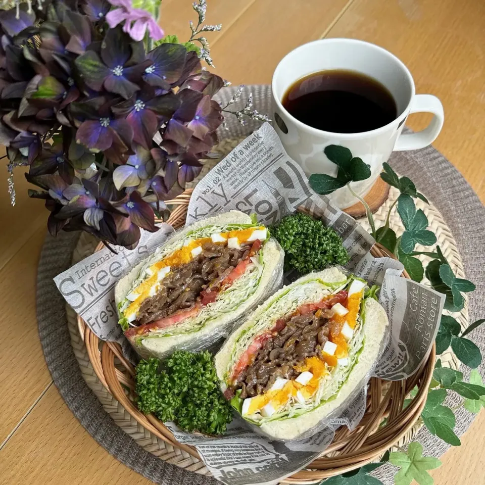 Snapdishの料理写真:5/27❤︎和牛焼肉と半熟たまごのトーストサンド🌱✨
お弁当の残り物で…

＊エイミー生食パン
＊ 和牛焼肉
＊半熟たまご
＊フリルレタス＊キャベツ ＊トマト|Makinsさん