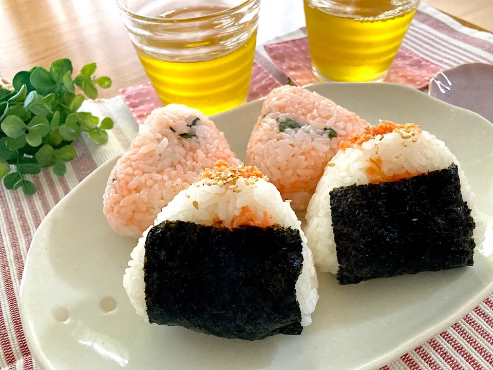 明太子おにぎりと焼き鮭おにぎり|花🍀さん