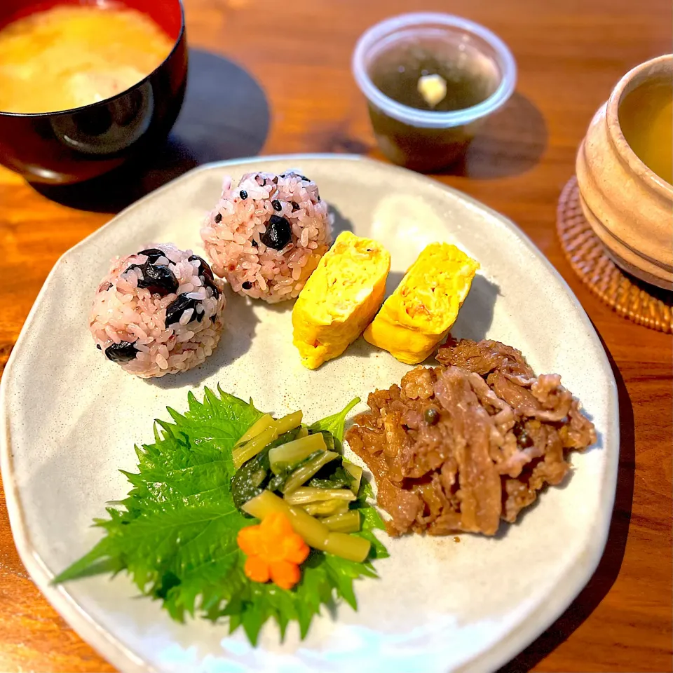 黒米と煎り黒豆のおにぎりランチ|アッコちゃん✨さん