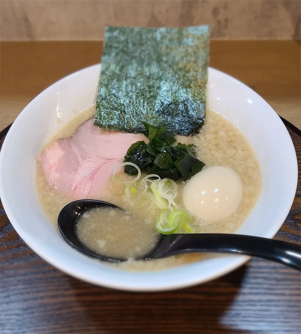 空と大地さんのラーショインスパイア豚骨醤油ラーメン🍜味玉もね|たかさん