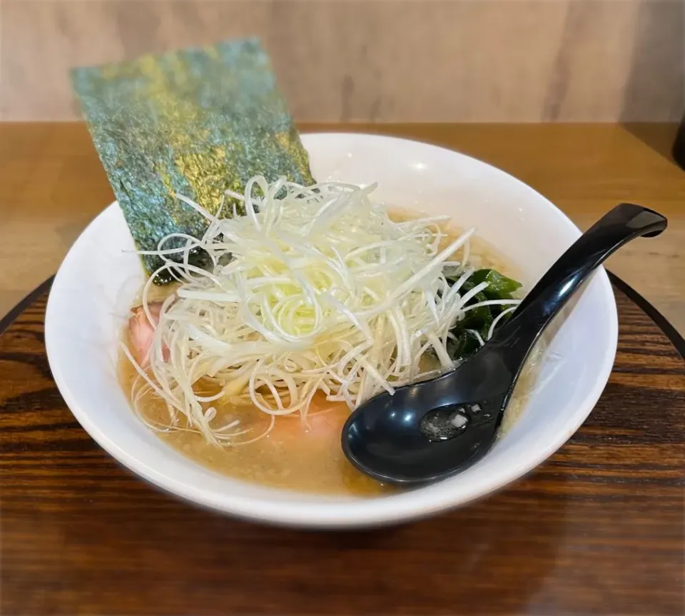 空と大地さんのラーショインスパイア豚骨醤油ネギラーメン🍜|たかさん