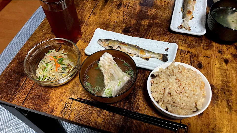 Snapdishの料理写真:鮎の塩焼きとハムしめじ炊き込みご飯ともやしの酢の物とあら汁|しあぺんさん