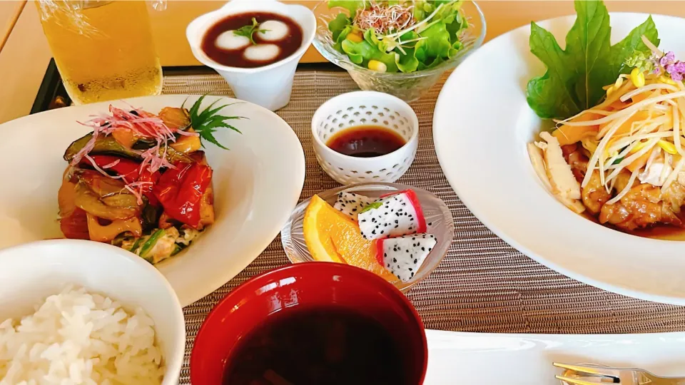 オニオンソースで軽く煮込んだグリルチキン　　　　　鰤と野菜の照り焼き　　　　　　　　　　　　　　　冷やし白玉ぜんざい|トモロヲさん