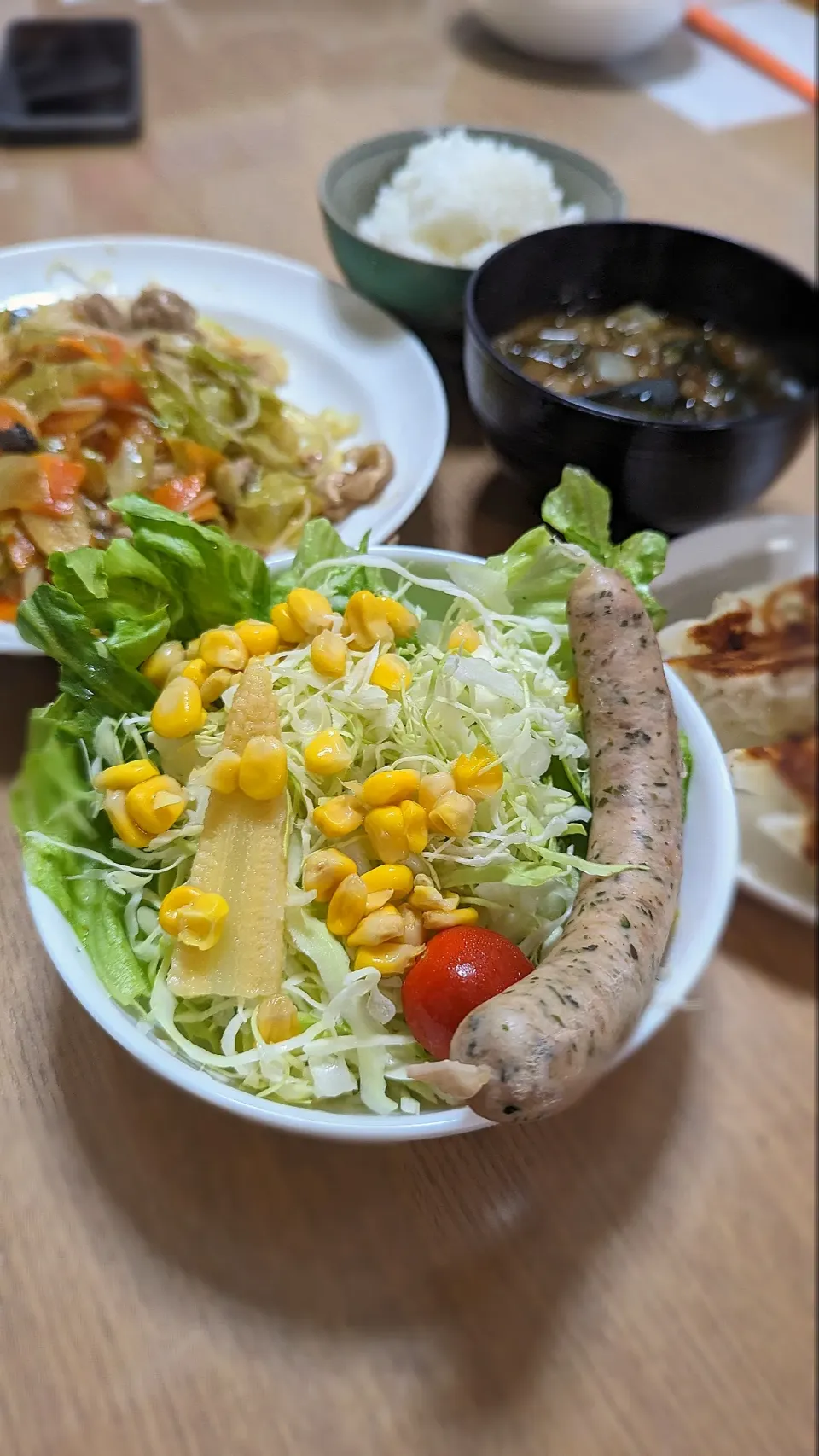 Snapdishの料理写真:ス―パ―ブ―ウインナーサラダと
焼きビ―フン
餃子、ワカメの味噌汁✨|お弁父ちゃん‼️さん