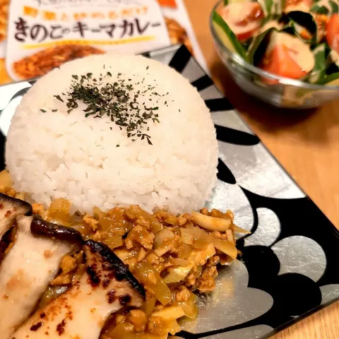 「ダイズラボ きのこのキーマカレー」を使ってみたSnapdishの料理・レシピ写真:【大豆のお肉〜野菜と炒めるだけ〜　きのこのキーマーカレー🍛】／エリンギバターつぶみそ焼きをそえて(⁠~⁠￣⁠³⁠￣⁠)⁠~／ほうれん草サラダ〜ガーリックナッツ乗せ〜