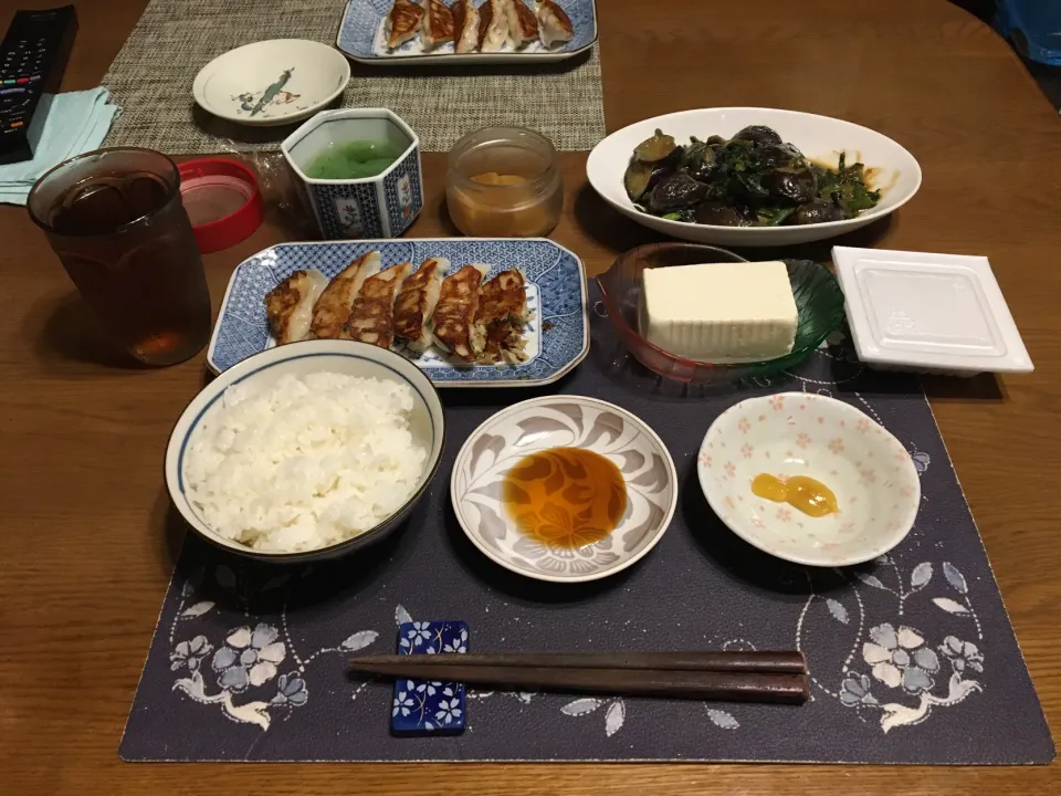 ご飯、なすみそ炒め、焼き餃子、冷奴、納豆、刺身こんにゃく、たまり漬け風沢庵、烏龍茶(夕飯)|enarinさん