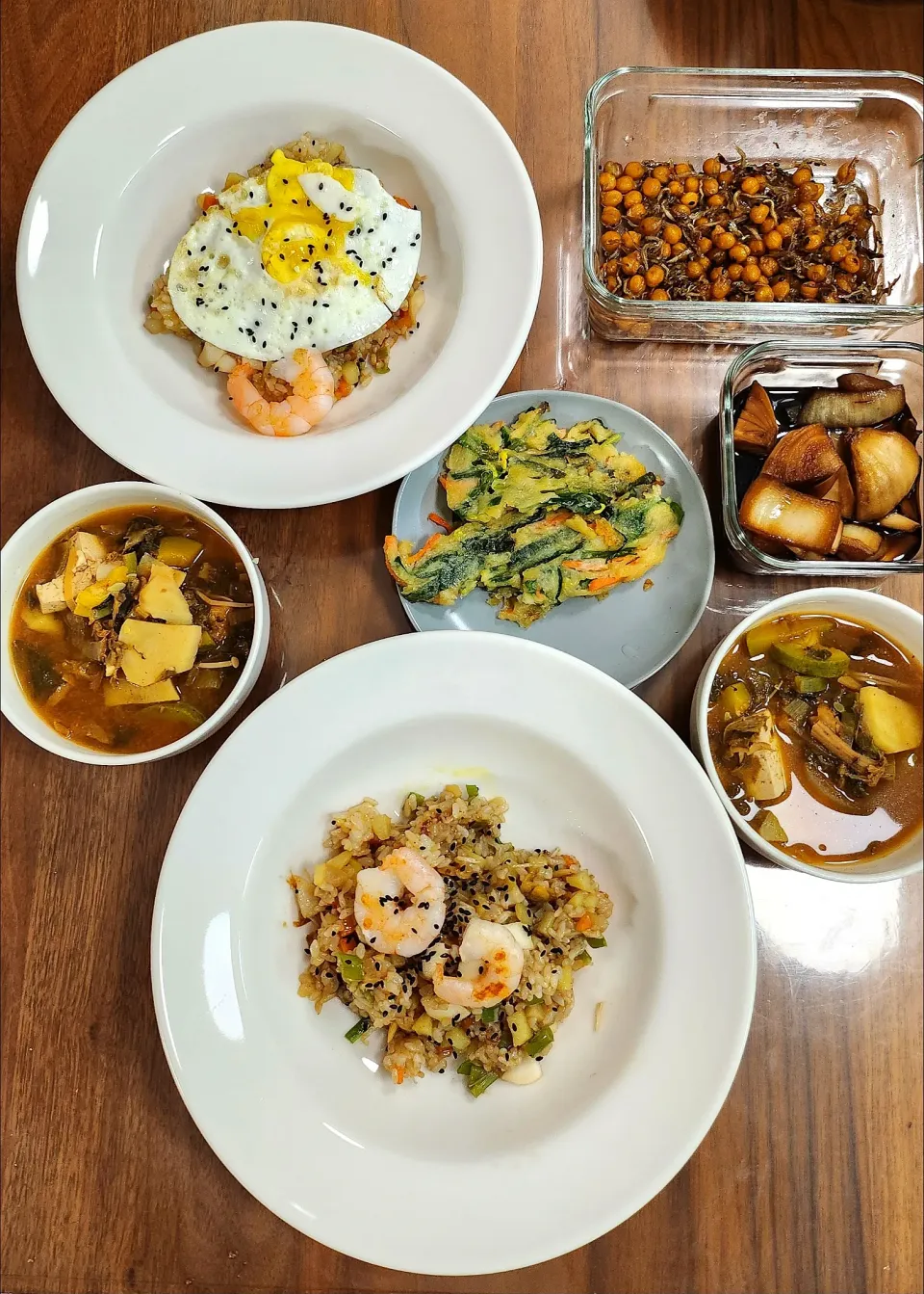 Nina's dish seafood oyster sauce fried rice
chives pancake
soybean paste stew 
stir-fried anchovies and chickpea 
soybean sauce pickled onion|Ninaさん