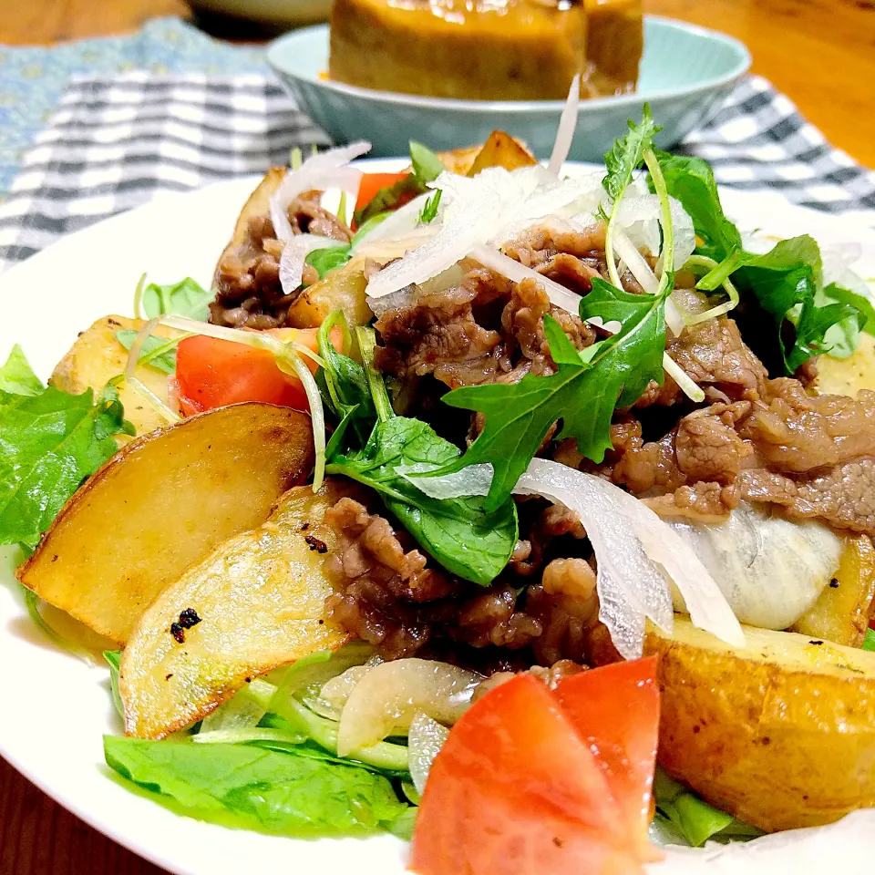 ぶりさんさんの料理 牛肉と揚げ新じゃがサラダ|とまと🍅さん