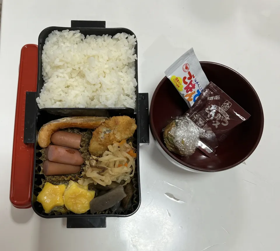 Snapdishの料理写真:パパ弁☆鮭☆ウインナー☆蒸し卵（ネコ・星）☆切り干し大根☆ごぼうと蒟蒻☆白身魚のフライ☆みそ玉|Saharaさん