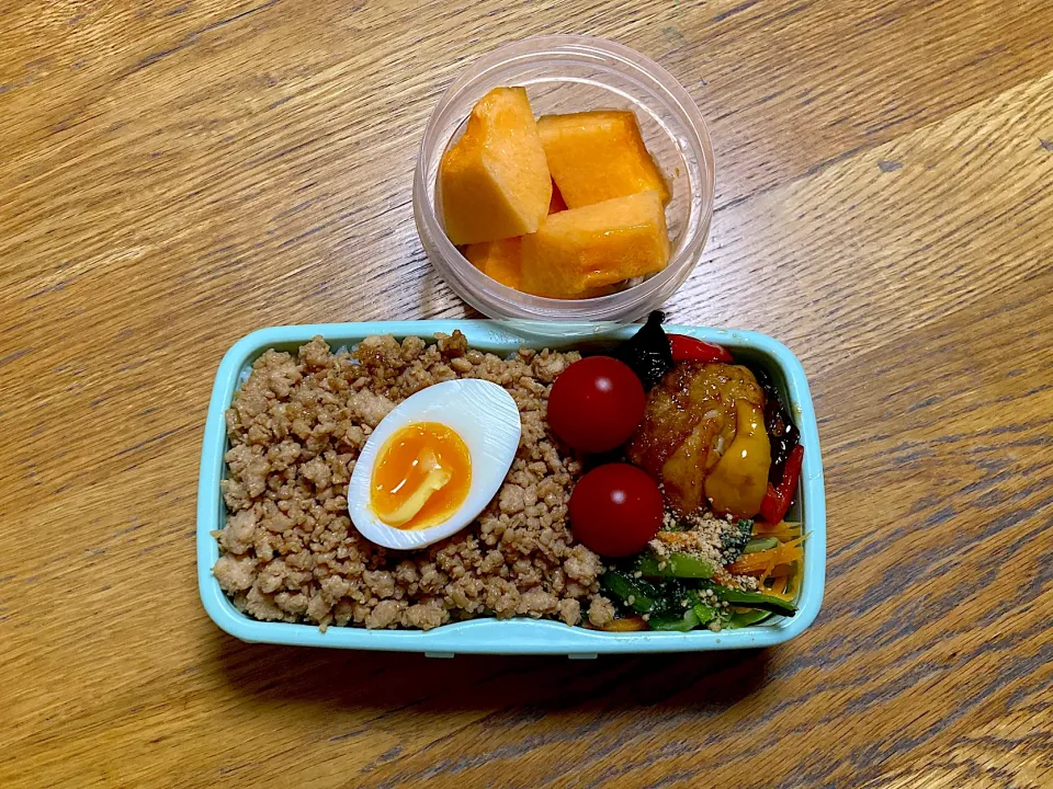 Snapdishの料理写真:5/28 鶏そぼろ丼弁当|ゆさん