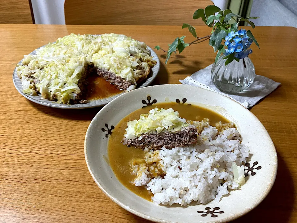 Snapdishの料理写真:＊手抜き＊ドカン！とキャベツハンバーグ乗せカレーライス🍛＊|＊抹茶＊さん