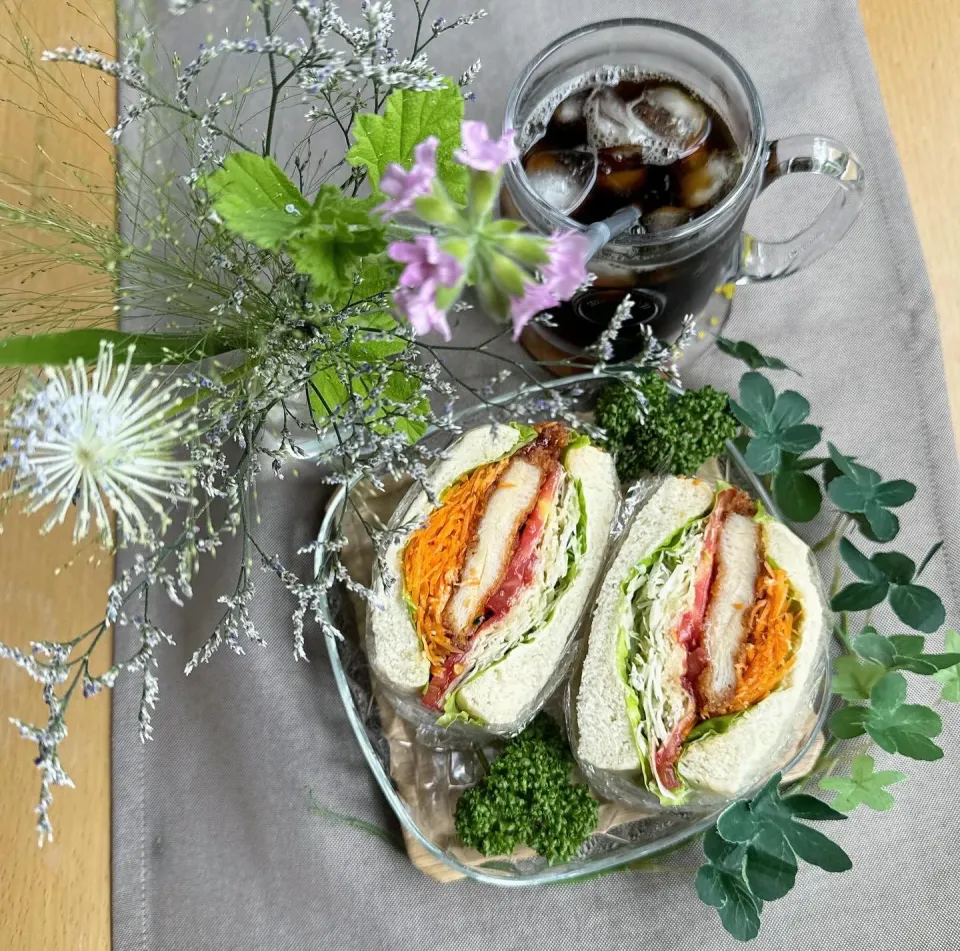 5/28❤︎甘辛スティックチキンサンド🌱🥪

＊エイミー生食パン
＊ 甘辛スティックチキン
＊フリルレタス＊キャベツ ＊トマト ＊人参|Makinsさん