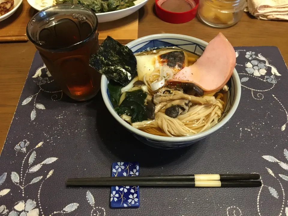 きのこうどん、焼き餃子、なすみそ炒め、たまり漬け風沢庵、烏龍茶(昼飯)|enarinさん