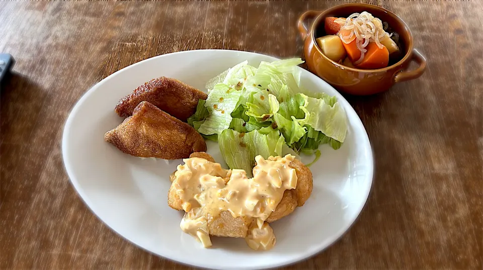 チキン南蛮・サラダ・肉じゃが・いなり寿司|ちびろ菌さん